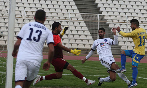 من مباراة الصفاء والمبرة في افتتاح الاسبوع الـ13 من الدوري اللبناني لكرة القدم