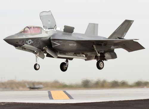 طائرة من نوع F-35 قادرة على الهبوط على مهبط