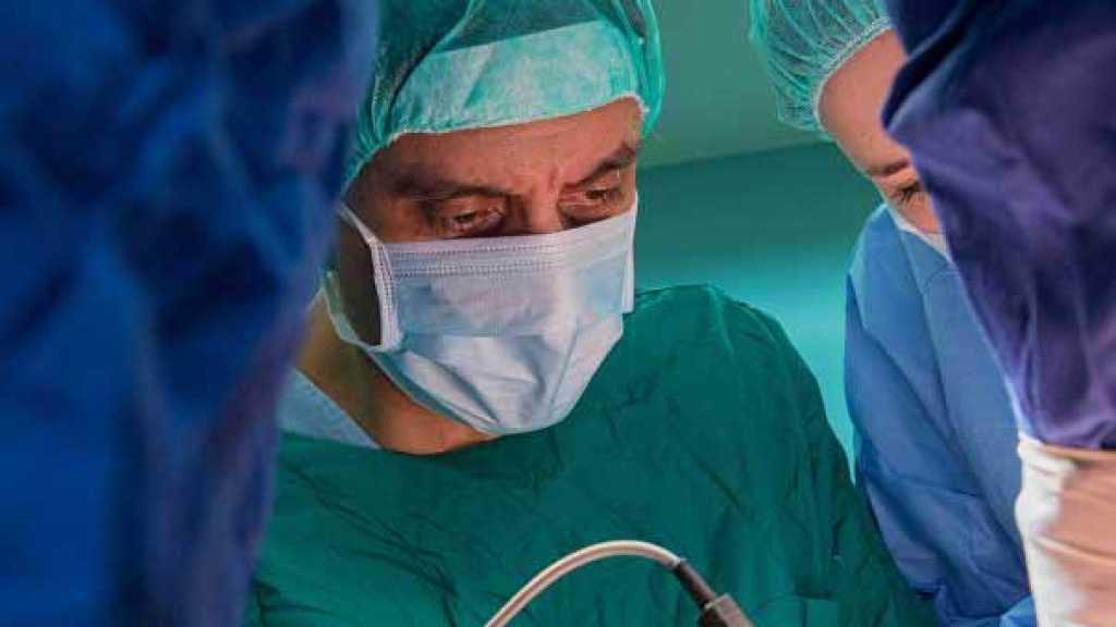 أطباء إيرانيون يعيدون النظر لكفيفة منذ 12 عامًا ويرفعون اسم طهران عالميًا