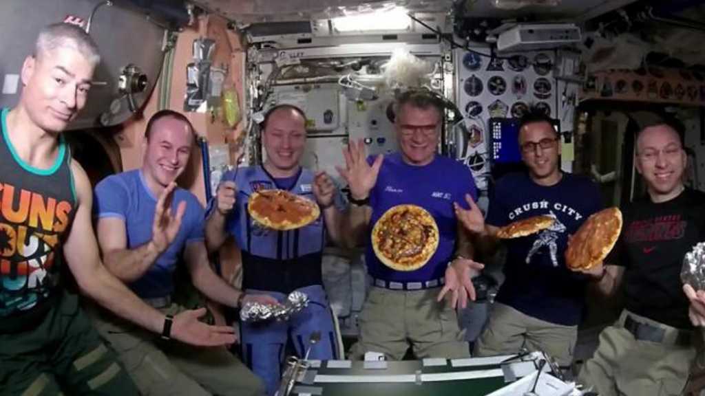 حفل بيتزا في الفضاء