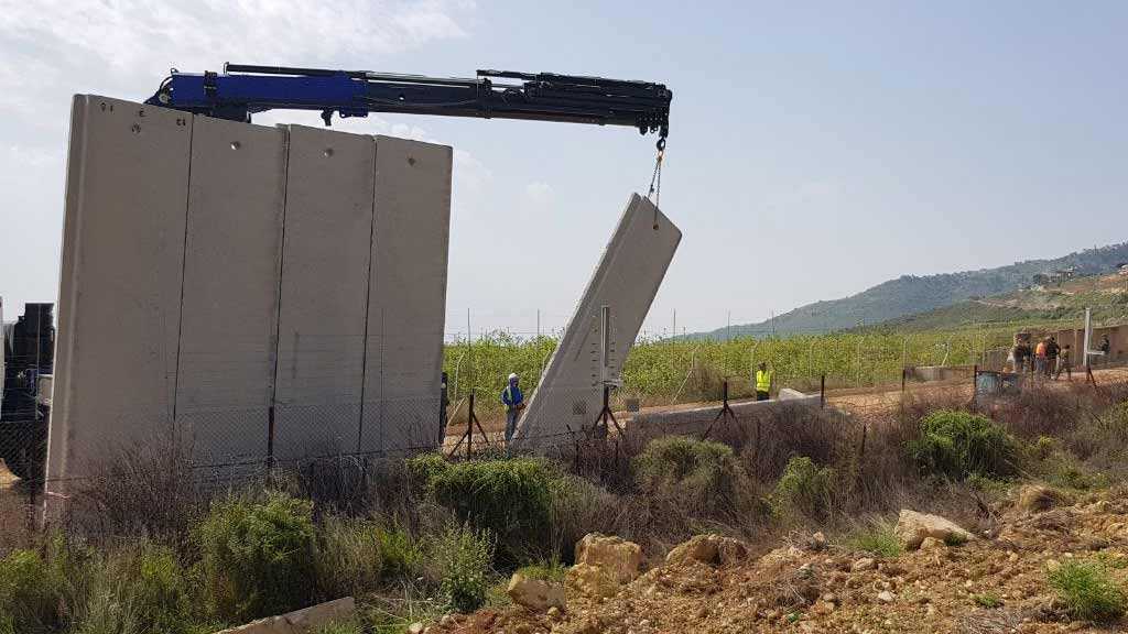 بالصور: جيش العدو يشرع ببناء الجدار الإسمنتي مقابل طريق عام العديسة-كفركلا