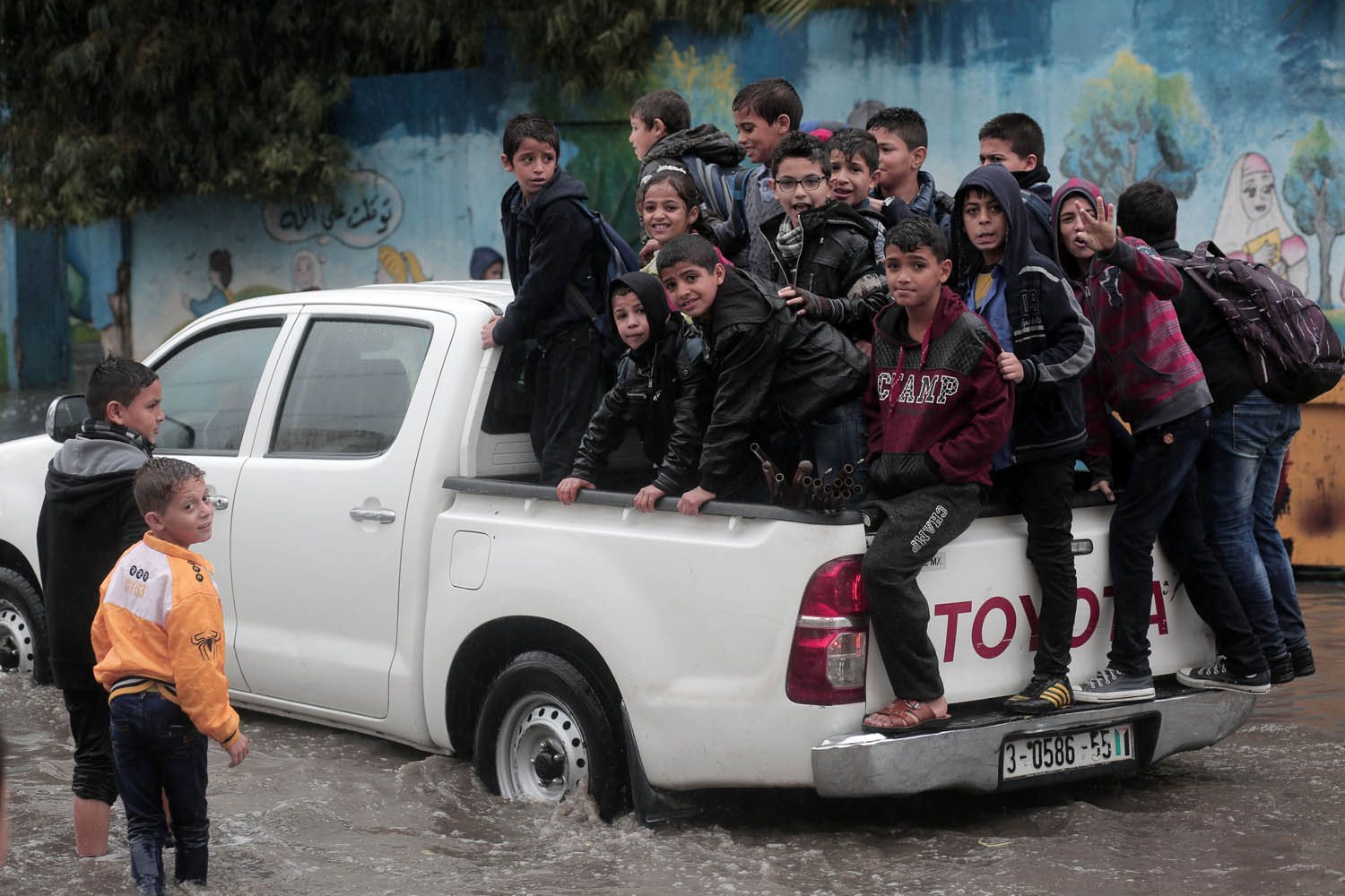 السباحة حتى مدارس غزة